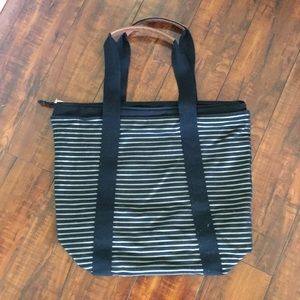 💥LAST CHANCE!💥 Black Tote w/ Gold Stripes